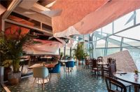 光影流动的云中餐厅