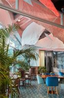 光影流动的云中餐厅