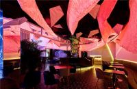 光影流动的云中餐厅