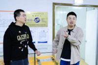 用《吐槽大会》的方式 打开奥普家居的专业实验室