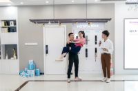 吴敏霞与张效诚甜蜜CP空降“撒糖”，引爆好太太直播间