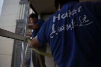 惊险！女孩不慎翻出窗外 海尔服务兵徒手爬窗施救成功！