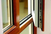 冬季窗户漏风用保鲜膜怎么贴 冬天窗户漏风怎么补救