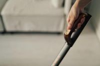 地为什么却还在跪着擦？莱克立式吸尘器做到了