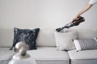 地为什么却还在跪着擦？莱克立式吸尘器做到了