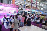 莫少聪亲临欧亚达家居与粉丝亲密互动 引爆家居签售高潮