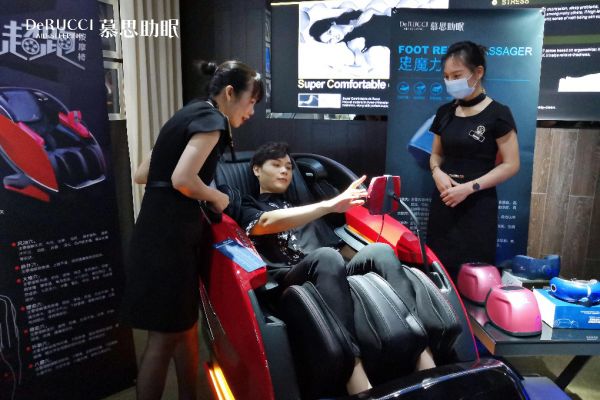 标题1：慕思6D8核超跑按摩椅广州发布，智能助眠打造深度睡眠