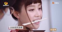 张雨绮咬叉子练习微笑，明星们的表情管理是如何炼成的？ 