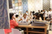 参展企业争妍斗奇，上海墙纸展让业界举首戴目