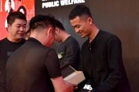 喻太均为雄安新区爱心设计师马鑫颁发驰援武汉纪念品