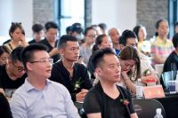 喻太均为雄安新区爱心设计师马鑫颁发驰援武汉纪念品