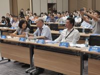 圣象董事长陈建军做主题发言并获产业创新奖丨第23届地板行业高峰论坛