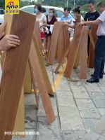 酒店老板说：木地板油渍太多，拆了洗一洗！