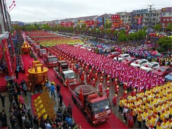 全民参与声势浩大，一年一度的展销会受到全国各地经销