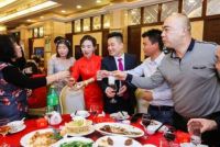 新娘每桌敬酒都说什么 新娘敬酒穿什么衣服