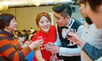 新娘每桌敬酒都说什么 新娘敬酒穿什么衣服