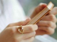戒指女生应该戴哪只手 女人戒指戴哪只手聚财