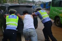 情系交警，爱玛特全屋净水渭南冬日送温暖