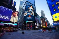 世界瞩目，迈卡罗亮相纳斯达克大屏