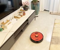 浪姐张馨予短发干练十足，节目力荐爆款好物“小黑宝”扫地机器人