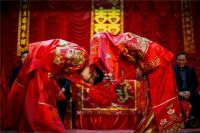 中式婚礼三套衣服一般顺序 举办中式婚礼穿几件衣服