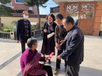 富贵大叔比V手走红春晚 坚守本心感恩回馈家乡