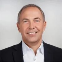 超越自己，飞得更高