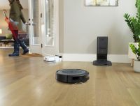 iRobot在中国发布Roomba® i系列扫地机器人新品，丰富其可自动集尘的扫地机器人阵...