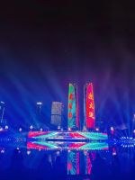 张杰受聘成都大运会形象大使，合影吉祥物“蓉宝”由哈一代玩具生产制作