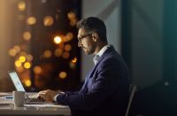 这些舒服的动作正在毁掉你的脖子，还好有SKG