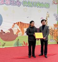 认养一头牛，守护一份爱，记锦华装饰爱心认养红山森林动物园犀牛——“皮哥”​