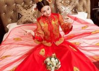 中式婚礼穿的衣服叫什么 中式婚礼凤冠霞帔大概多少钱