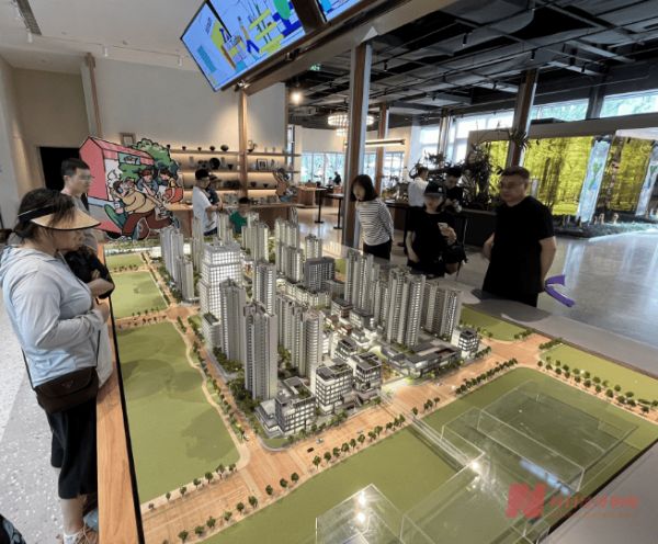 “沪九条”新政实施首日：多个楼盘喊出售楼处“不打烊”，有二手房东开始惜售