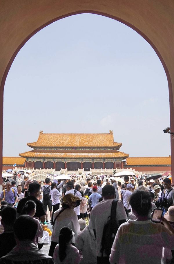 暑期旅游博物馆热得发烫：门票“一票难求”，广场上站满了研学团