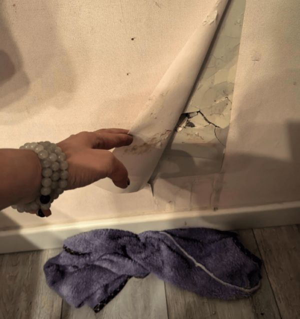 未过保修期,屋外下暴雨,屋内“泥石流” 业主:这房子住着还安全吗?