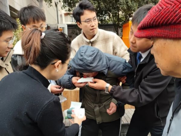 太平洋房屋中介暖心救助:传递冬日温情