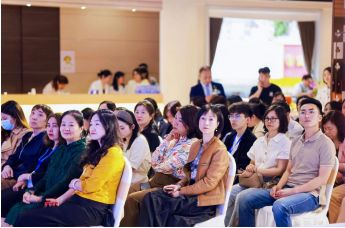 “共赴芳华”雅芳婷2025秋冬订货会启幕！
