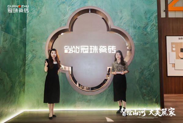 搜狐家居媒体团探展佛山潭洲陶瓷展，冠珠瓷砖首发AI瓷砖引领美学革命