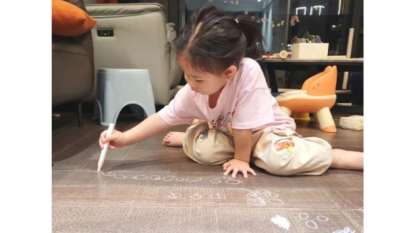 选择天格高端实木地板，轻松应对童真创作，减轻地面清洁烦恼