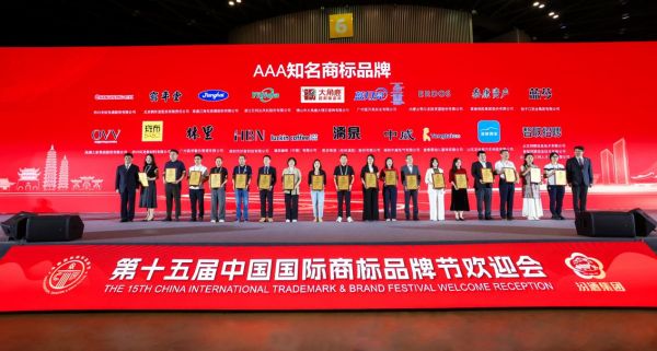 瓷砖行业首个！大角鹿获评“AAA知名商标品牌”国家级认证