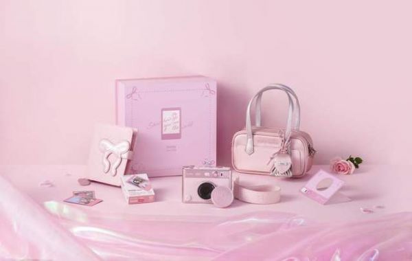 instax mini Evo™新色上市，以即时影像诠释花样真我