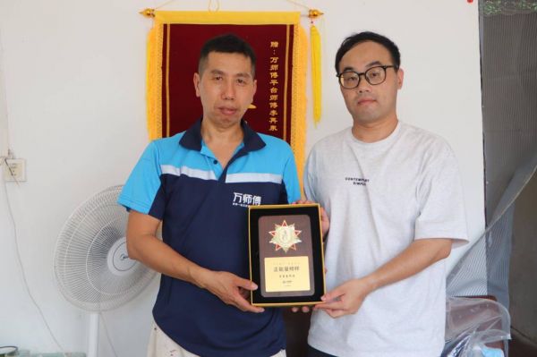 湖南安装师傅勇救心梗老人,万师傅郑重表彰“正能量榜样”