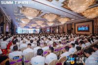 品牌代言人王安宇亮相，萨米特瓷砖25周年庆典现场揭幕新战略