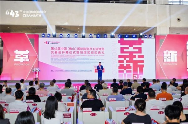 匠心载誉，璀璨绽放——能强瓷砖荣膺“2025年度杰出品牌奖”！