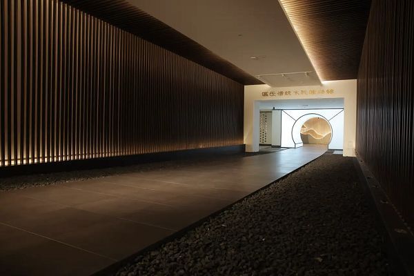 区氏家具与区氏传统木作陈列馆是什么关系？