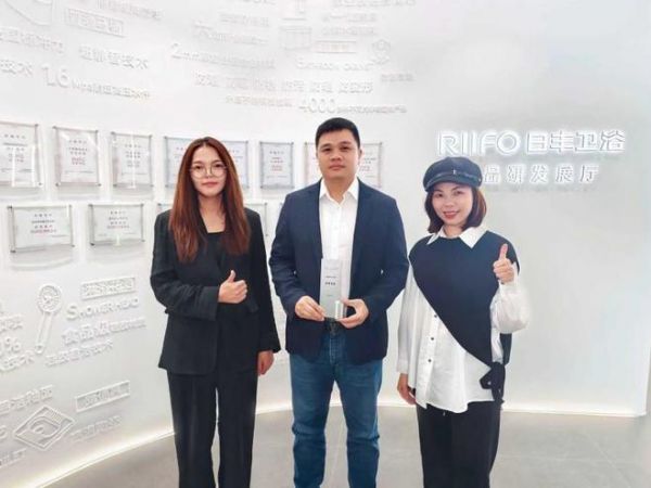 日丰卫浴斩获2025年度卓越影响力品牌