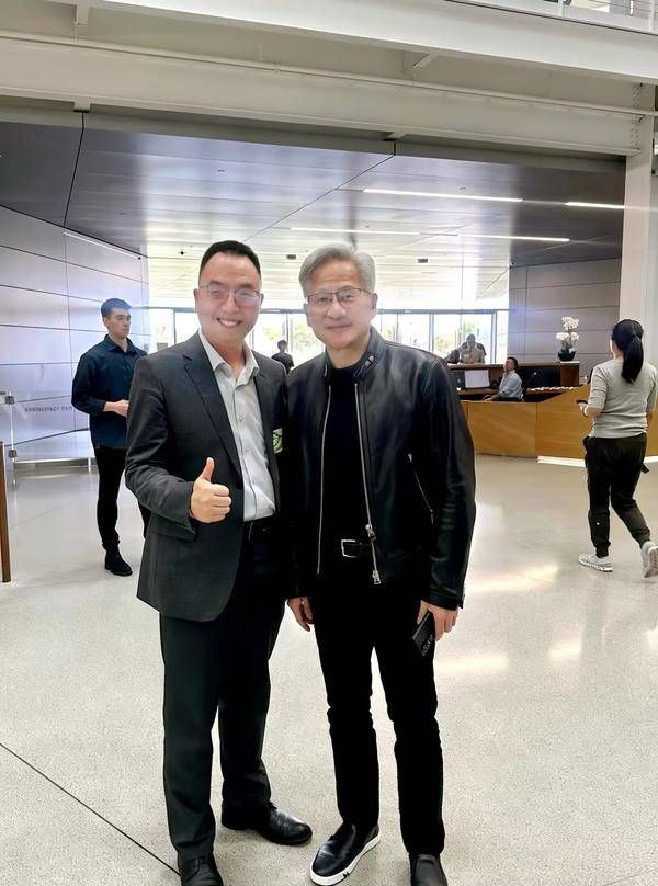 图为科技CEO苏世鹏受邀出席NVIDIA GTC 2026大会，与英伟达CEO黄仁勋合影留...