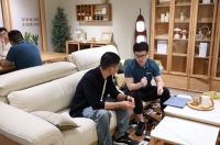从实木加码到大店提速：林氏家居如何构建“适居”时代的差异化壁垒？