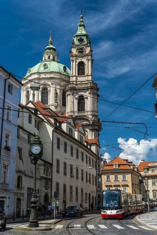 布拉格万豪酒店:于商旅之中,邂逅当代布拉格