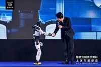 维意定制携手黄轩上演年度新品丨轩然一新，幸福加马！